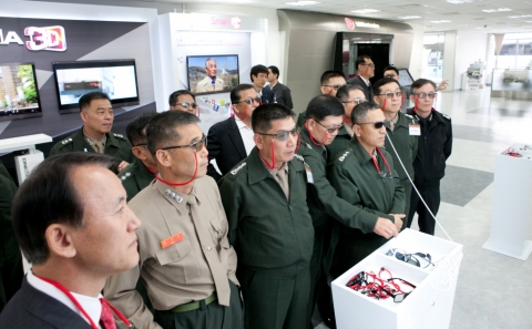 해병대 사령부 참모진들이 LG전자 평택 디지털파크의 쇼룸에서 LG전자 시네마 3DTV를 보고 있다.