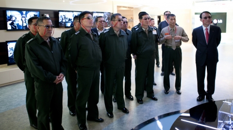 해병대 사령부 참모진들이 LG전자 평택 디지털파크의 쇼룸에서 LG전자 시네마 3DTV를 보고 있다.