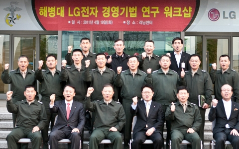 맨 앞줄 왼쪽에서 두번째 부터 LG전자 CRO 김영기 부사장, 해병대 유낙준 사령관, LG전자 CTO 안승권 사장