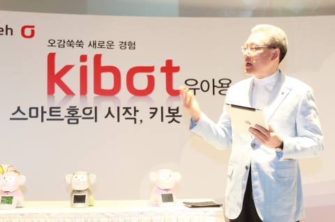 KT 홈고객부문 서유열 사장이 20일 서울 광화문 올레스퀘어에서 열린 기자간담회에서 스마트홈 전략 및 유아용 로봇 '키봇'에 대해 발표하고 있다. 이 날 KT는 ‘키봇’ 출시를 시작으로로 서비스 영역 확장을 통해 가정을 편안한 쉼터이자 즐거운 배움터, 부담없는 일터로 변화시키겠다고 밝혔다.