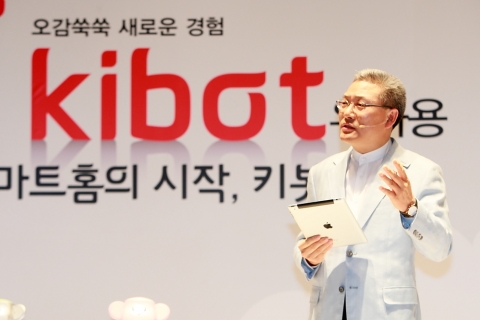 KT 홈고객부문 서유열 사장이 20일 서울 광화문 올레스퀘어에서 열린 기자간담회에서 스마트홈 전략 및 유아용 로봇 '키봇'에 대해 발표하고 있다. 이 날 KT는 ‘키봇’ 출시를 시작으로로 서비스 영역 확장을 통해 가정을 편안한 쉼터이자 즐거운 배움터, 부담없는 일터로 변화시키겠다고 밝혔다.