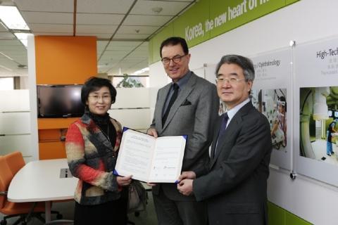 관광공사-(사)전국글로벌의료관광협회 MOU 체결 (왼쪽부터 전국글로벌의료관광협회 양우진 회장, 한국관광공사 이참 사장, 전국글로벌의료관광협회 한승경 회장)