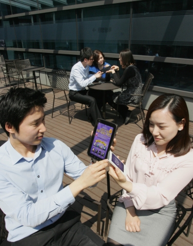 LG유플러스(부회장 이상철 / www.lguplus.com)는 컴투스, 게임빌, EA모바일, 마나스톤 등 국내 대표 모바일게임 4개사와 손잡고, 자사 SNS(Social Networking Service)인 와글(Wagle)을 통해 인기 게임 애플리케이션을 무료로 제공하는 이벤트를 개최한다.