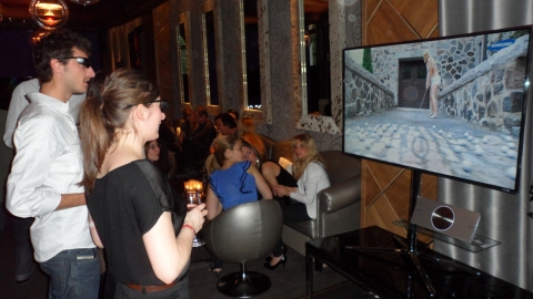 프랑스에서 열린 3D 스마트 TV 행사장에서 블로거들이 3D 영상을 체험하고 있다.