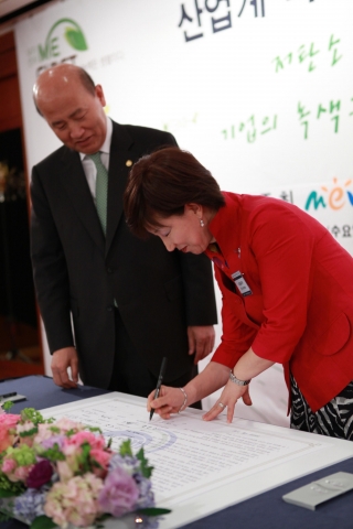 한국스탠다드차타드금융지주(SC제일은행 지주사)는 지난 20일 서울 그랜드 인터콘티넨탈 호텔에서 환경부와 녹색 구매 자발적 협약식을 체결하고, 지속가능하고 친환경적인 구매 활동을 계속하겠다는 의지를 표명했다. 사진은 이만의 환경부 장관(좌)이 지켜보는 가운데 한국스탠다드차타드금융지주 구매팀 총괄 앤 디포이(Ann DePoy) 상무(우)가 협약서에 서명을 하고 있다.