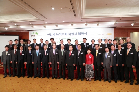 한국스탠다드차타드금융지주(SC제일은행 지주사)는 지난 20일 서울 그랜드 인터콘티넨탈 호텔에서 환경부와 녹색 구매 자발적 협약식을 체결하고, 지속가능하고 친환경적인 구매 활동을 계속하겠다는 의지를 표명했다. 사진은 협약식 후 참여기업 대표들이 다함께 기념촬영을 하고 있는 모습.