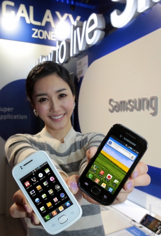 안드로이드 2.2, 800MHz 프로세서, 하이퍼스킨 배터리커버 등 스타일과 실용성을 겸비한 삼성전자 스마트폰 '갤럭시 지오'