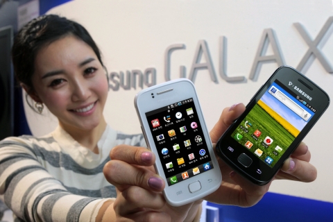 안드로이드 2.2, 800MHz 프로세서, 하이퍼스킨 배터리커버 등 스타일과 실용성을 겸비한 삼성전자 스마트폰 '갤럭시 지오'