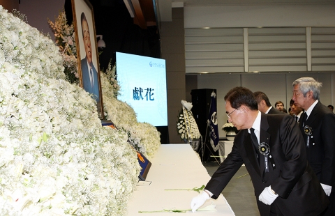 신한은행, 故 이희건 명예회장 추모식 열려