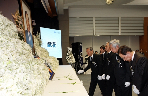 신한은행, 故 이희건 명예회장 추모식 열려