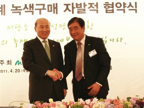김현식 광동제약 부사장(오른쪽)이 녹색구매 협약에 서명한 후 이만의 환경부 장관과 악수를 하고 있다.