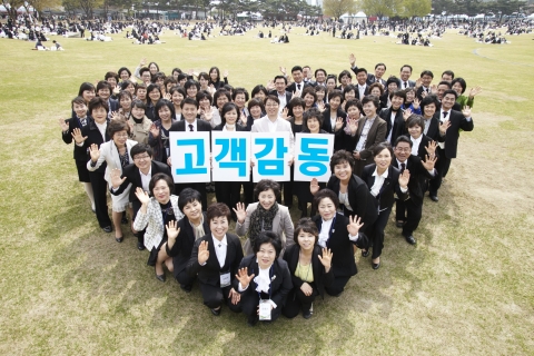 삼성화재(사장 지대섭)는 21일 고객, 판매조직(RC), 협력업체 대표 및 임직원 등 총 8,500명이참석한 가운데 올림픽공원 광장 및 체조경기장에서 '2011년고객만족대상'을 개최했다.  행사에 참석한 리스크컨설턴트(RC)들이 고객사랑을 실천하겠다는 의지로 하트모양을 그리고 있다.