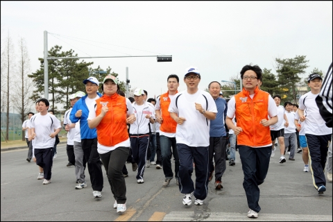 삼성전자는 21일 경기도 화성캠퍼스에서 반도체사업부 메모리담당 전동수 사장을 비롯해 임직원 및 협력사 직원 2만 2천여명이 참가한 가운데 '제 25회 사랑의 달리기'행사를 개최하였다.  금년도 모금액은 총 2억 8천만원으로 용인•화성의 어려운 이웃을 돕는데 사용된다.