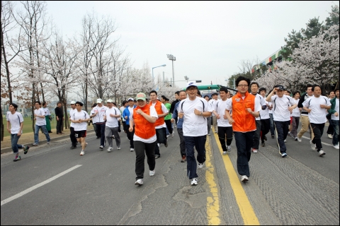 삼성전자는 21일 경기도 화성캠퍼스에서 반도체사업부 메모리담당 전동수 사장을 비롯해 임직원 및 협력사 직원 2만 2천여명이 참가한 가운데 '제 25회 사랑의 달리기'행사를 개최하였다.