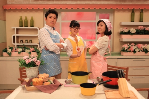 롯데홈쇼핑은 24일(일) 저녁, 탤런트 김정난이 진행하는 생활건강상품 전문 프로그램 “김정난의 살림짱”을 선보인다. (왼쪽부터) 롯데홈쇼핑 홍성보 쇼호스트, 탤런트 김정난, 롯데홈쇼핑 한성희 쇼호스트