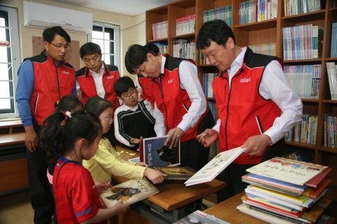 KT 경기남부마케팅단 사랑의 봉사단은 세계 책의 날(4월 23일)을 맞아 신간도서와 직원들이 기증한 도서 등 총 4,254권을 결연된 22개 지역아동센터에 전달했다. 사진은 KT 사랑의 봉사단원들이소망지역센터 아동들과 함께 KT 직원들이 기증한 도서를 정리하고 있는 모습.