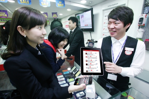 서울시 강남구 서초동 KT매장에서 상담원이 고객에게 터치 한번으로 손쉽게 유용한 앱들을 다운받을 수 있는 ‘웹링크 서비스’를 설명하고 있다.