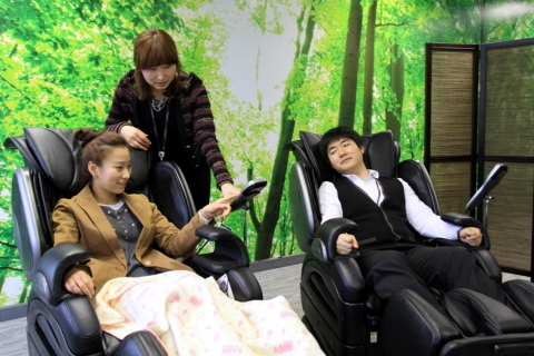 LG전자 직원들이 e-안마실에서 휴식을 취하며 담소를 나누고 있다.