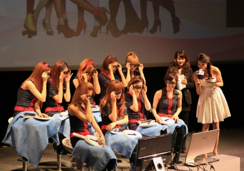 삼성전자가 4월 23일, 중국 북경CGV 싱싱궈지잉청(星星国际影城)에서 소녀시대를 초청해 IT 신제품 출시 발표 행사를 열었다.  삼성전자는 이 날 행사에서 소녀시대와 함께 3D 모니터, 프리미엄 노트북 시리즈 9 등 다양한 IT 신제품을 선보였다.