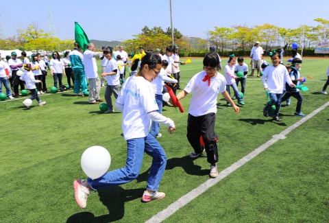 23일(토) 현대중공업 외국인 감독관과 울산양육원생들이 서부축구장에서 운동과 놀이를 즐기고 있는 모습