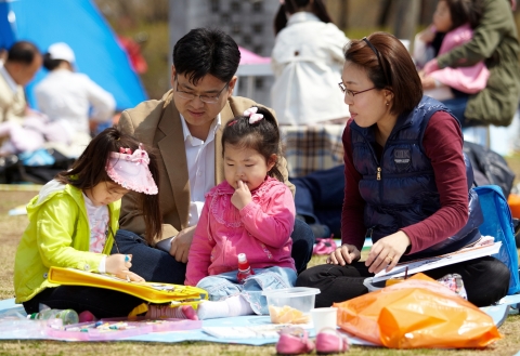 현대백화점  어린이그림그리기대회에 참가한 어린이들이 가족과 함께 그림을 그리는 모습.