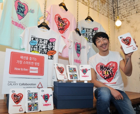 디자이너 최범석이 자신의 브랜드 '제너럴 아이디어' 매장에서 삼성전자와 공동으로 기획한 '하우 투 리브 스마트' 캠페인 티셔츠와 갤럭시탭 케이스를 선보이고 있다.