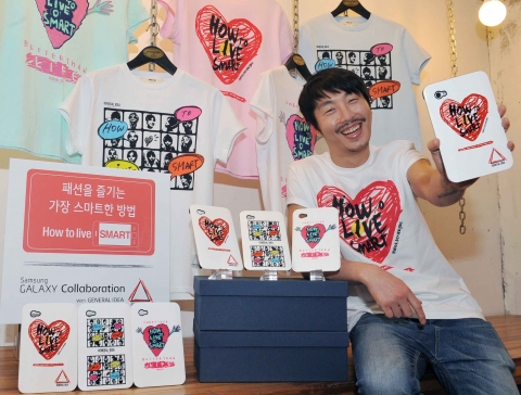 디자이너 최범석이 자신의 브랜드 '제너럴 아이디어' 매장에서 삼성전자와 공동으로 기획한 '하우 투 리브 스마트' 캠페인 티셔츠와 갤럭시탭 케이스를 선보이고 있다.