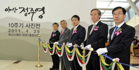 사진은 행사 참가자들이 전시회 개막을 알리는 테이프 커팅을 하는 모습.  사진 왼쪽부터 도성재 고려대 이과대학장, 윤영섭 고려대 대외부총장, 정진행 현대차 사장, 이진국 고려대 경영대학장, 정지채 고려대 정보통신대학장.