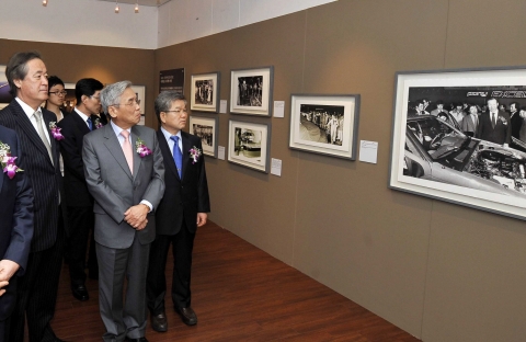 사진은 행사 참가자들이 사진전을 둘러보고 있는 모습. 사진 앞줄 왼쪽부터 이진국 고려대 경영대학장, 윤영섭 고려대 대외부총장, 도성재 고려대 이과대학장.