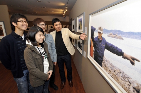 사진은 고려대 학생들이 사진전을 둘러보고 있는 모습.