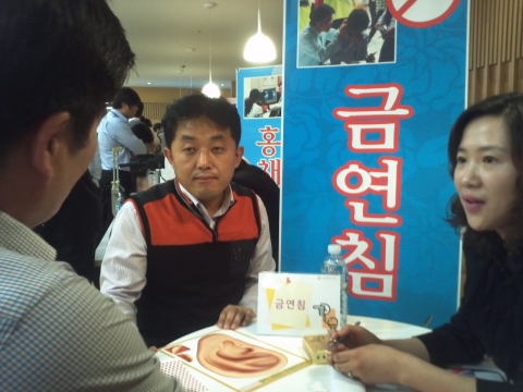 CJ제일제당 금연프로그램 참가자가 금연침 시술 전 설명을 듣고 있다