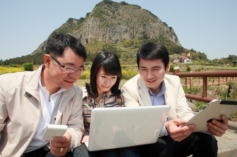 KT는 제주특별자치도와 업무 협약을 맺고 제주 모바일 원더랜드 구축 및 제주도내 고용창출 등 다양한 분야에서 상호 협력키로 했다. 사진은 관광객들이 제주도 서귀포시 산방산에서 와이브로를 이용한 무선인터넷을 즐기는 모습.