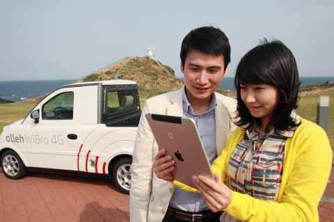 관광객들이 제주도 서귀포시 섭지코지에서 와이브로 무선CCTV 감시카메라가 장착된 전기차를 시연해보고 와이브로 무선인터넷을 이용하고 있다.