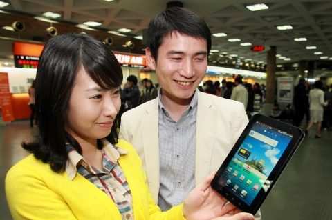 관광객들이 제주공항에서 ‘갤럭시탭 와이브로’를 이용해 무선인터넷을 이용하고 있다.