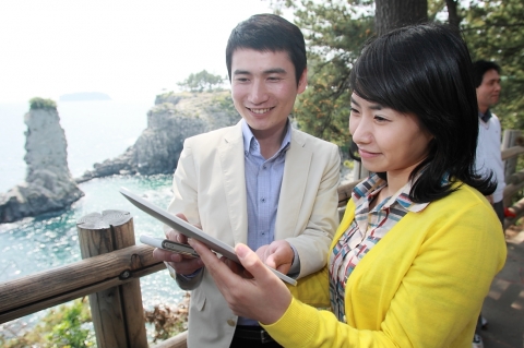 관광객들이 제주도 올레길에서 와이브로를 이용해 무선인터넷을 즐기고 있다.