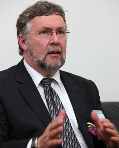 건국대학교는 27일 오후5시 건국대병원 대강당에서 줄기세포 연구의 세계적 권위자인 한스 쉘러(Hans Schöler, 사진) 독일 막스플랑크연구소 분자생의학연구소장을 초청, ‘제2회 총장 초청 석학강연’을 개최한다.