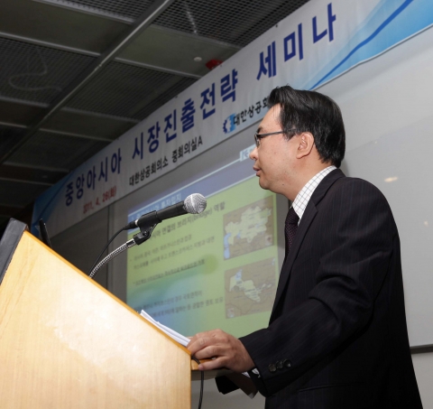 대한상공회의소가 26일 오전 남대문로 상의회관에서 개최한 ‘중앙아시아 시장진출전략 세미나’에서 조양현 수출입은행 해외경제연구소 부실장이 ‘중앙아시아 투자환경 및 유망분야’를 주제로 발표하고 있다.