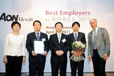 26일(화) 서울 코엑스 인터콘티넨탈호텔에서 열린 '2011년 한국 최고의 직장' 시상식에서 수상한 현대중공업 장현희 상무(왼쪽 3번째)