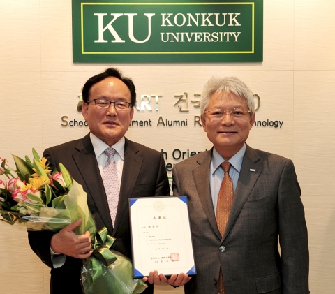 26일 오후 건국대 겸임교수 위촉장 수여식에서 진익철 서초구청장(왼쪽)과 김진규 건국대총장(오른쪽)이 기념촬영을 하고 있다.