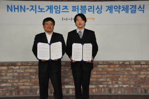 NHN 이세민 그룹장(왼쪽)과 지노게임즈 박원희 대표가 프로젝트 '임모탈(Immortal)' 퍼블리싱 계약 체결 후 기념 촬영을 하고 있다.