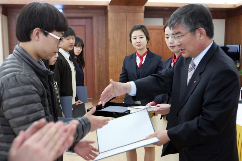 KT GSS부문 전인성 부문장이 26일 경기도 성남시 정자동에 위치한 KT 분당 사옥에서 장학생 대표들에게 ‘KT노사 YOUTH 장학증서’를 전달하고 있다.