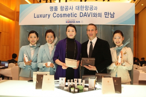 대한항공은 4월 27일(수) 오전 하얏트리젠시 인천 호텔에서 조현아 대한항공 전무, 카를로 몬다비(Carlo Mondavi) 다비(DAVI)사 회장 등이 참석한 가운데 신규 기내서