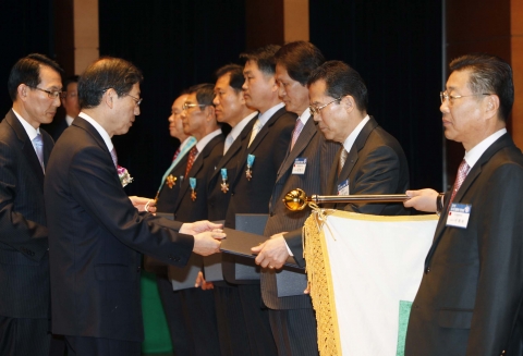 김황식 국무총리가 이성희 두산엔진㈜ 대표이사에게 대통령표창을 수여하고 있다.