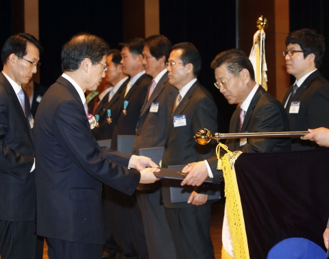 김황식 국무총리가 이희원 ㈜거성엔프라 대표이사에게 대통령표창을 수여하고 있다.