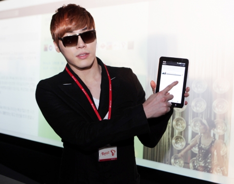 가수 휘성이 4월 27일 SK텔레콤 T타워 2층 T.um에서 열린 '트윗자키(TJ)' 론칭 기념 행사에서 SK텔레콤 공식 마케팅 트위터 계정(@SKTworld)으로 실제 트윗을 올려보고 있다.
