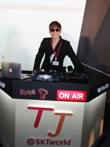 가수 휘성이 4월 27일 SK텔레콤 T타워 2층 T.um에서 열린 '트윗자키(TJ)' 론칭 기념 행사에서 SK텔레콤 공식 마케팅 트위터 계정(@SKTworld)으로 실제 트윗을 올려보고 있다.