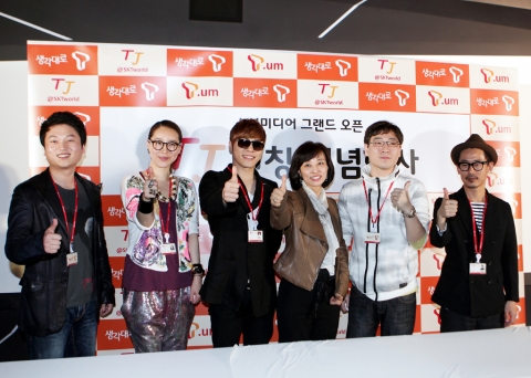 4월 27일 SK텔레콤 T타워 2층 T.um에서 열린 '트윗자키(TJ)' 론칭 기념 행사에서 박혜란 SK텔레콤 브랜드전략실장, 가수 휘성을 비롯한 트윗자키들이 포즈를 취하고 있다. (사진 왼쪽부터 박문성 SBS 해설위원, 가수 김진, 가수 휘성, 박혜란 SK텔레콤 브랜드전략실장, 고호석 스터프코리아 편집장, 김도훈 씨네21 수석기자)
