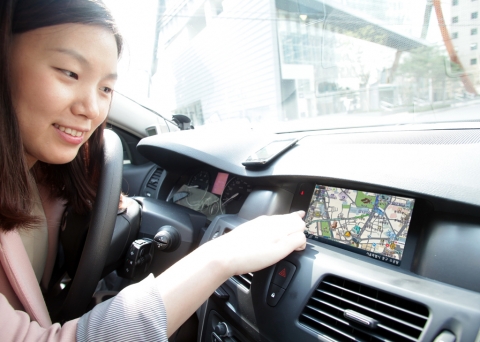 SK텔레콤이 르노삼성자동차와 제휴를 맺고 오는 2012년부터 르노삼성에서 생산하는 전 차종에 「T맵내비」, 「멜론」 등 SK텔레콤의 다양한 서비스를 탑재하기로 했다.