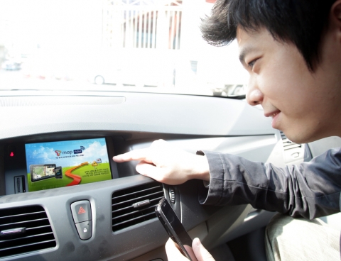 SK텔레콤이 르노삼성자동차와 제휴를 맺고 오는 2012년부터 르노삼성에서 생산하는 전 차종에 「T맵내비」, 「멜론」 등 SK텔레콤의 다양한 서비스를 탑재하기로 했다.