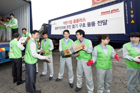 28일 오뚜기라면 평택공장에서 홈플러스 및 오뚜기라면 임직원들이 지진으로 피해를 입은 일본 이재민들을 위한 구호물품을 컨테이너에 싣고 있다. 홈플러스는 일본 대지진 발생 직후 자사 사회공헌재단인 홈플러스 e파란재단 주도 하에 협력회사와 함께 일본을 도울 수 있는 공동 CSR 캠페인을 전개하고 전국 123개 점포 및 본사에서 일본 지진 피해 돕기 성금도 모금, 이번에 구호물품으로 일본 이와테현과 이시노마키시에 약 1억원 상당의 컵라면 15만개를 전달했다.